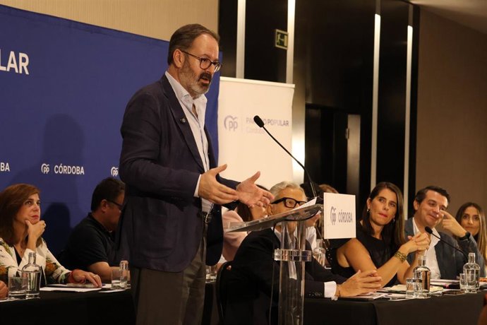 Adolfo Molina, durante su intervención en la junta directiva provincial de su partido.