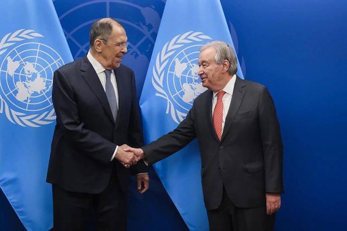 Archivo - Arquivo - EUA, NOVA YORK, Cidade de Nova York - 26 DE SETEMBRO DE 2025: Sergei Lavrov (à esquerda), ministro das Relações Exteriores da Rússia, e António Guterres, secretário-geral das Nações Unidas (ONU), apertam as mãos durante uma reunião à m