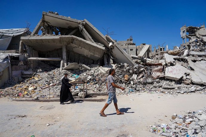 20 de setembro de 2026, Khan Younis, Palestina, Estado de: KHAN YOUNIS, FAIXA DE GAZA, 20 DE SETEMBRO DE 2026: Os palestinos vivem entre os escombros e dentro de casas gravemente danificadas em Khan Younis, no sul da Faixa de Gaza. Os moradores permanecem