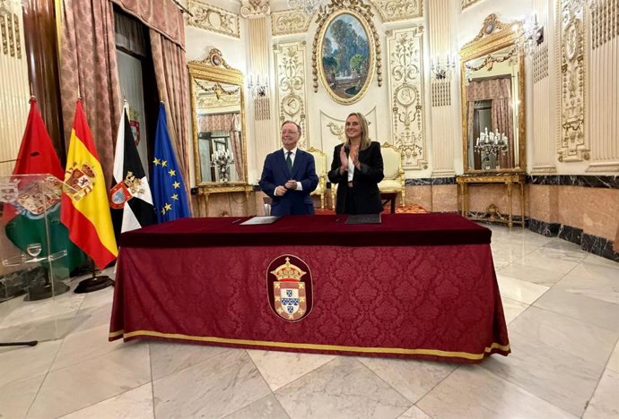 La alcaldesa de Granada, Marifrán Carazo, junto al presidente de Ceuta, Juan Jesús Vivas, sellan su alianza en torno a la cultura y Granada 2031.
