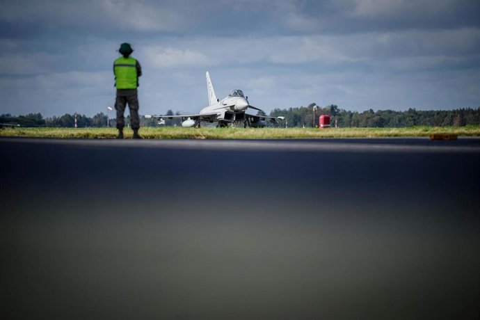 Archivo - Una aeronave de la Fuerza Aérea Española se dirigen al hangar tras aterrizar en la base aérea de Amari.