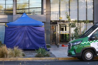Santiago, 23 de diciembre 2025.  Mujer cae desde el piso 14 de un edificio ubicado en Frolian Roa con Mirador Azul en la comuna de La Florida luego de una discusion en la vía publica con su pareja  Diego Martin/Aton Chile