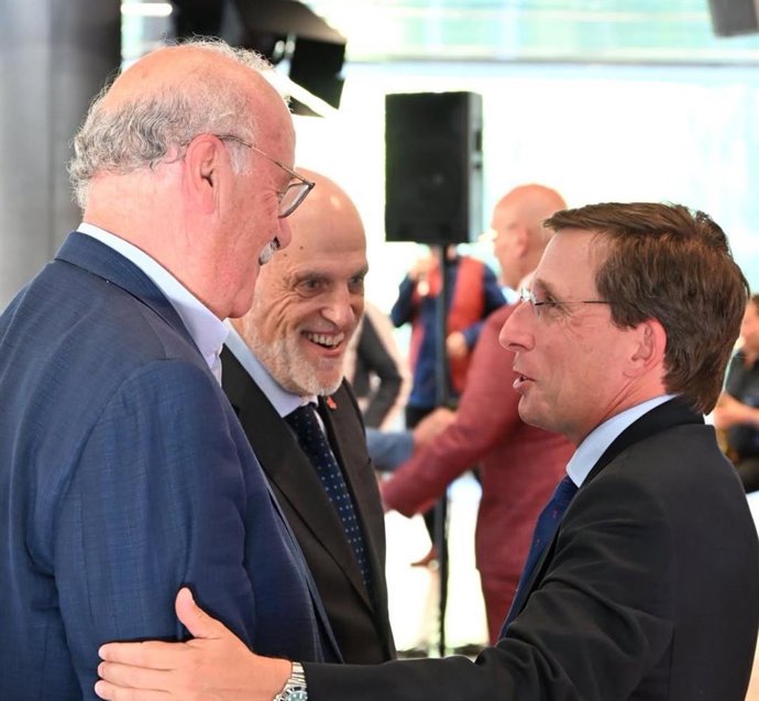 El presidente de LaLiga, Javier Tebas; el exseleccionador español Vicente del Bosque y el alcalde de Madrid, José Luis Martínez-Almeida, apadrinan la presentación de la Fundación Red Parkinson