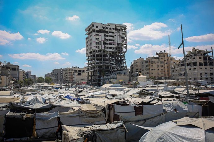 20 de setembro de 2026, Gaza, Faixa de Gaza, Território Palestino: Palestinos deslocados vivem em barracas próximas à torre danificada do Banco da Palestina, que, segundo os moradores, corre risco de desabamento, na cidade de Gaza, em 20 de setembro de 20