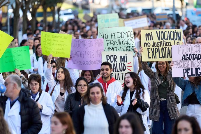 Archivo - Decenas de médicos durante una concentración convocada por el Sindicato Médico contra el Estatuto Marco.-ARCHVO