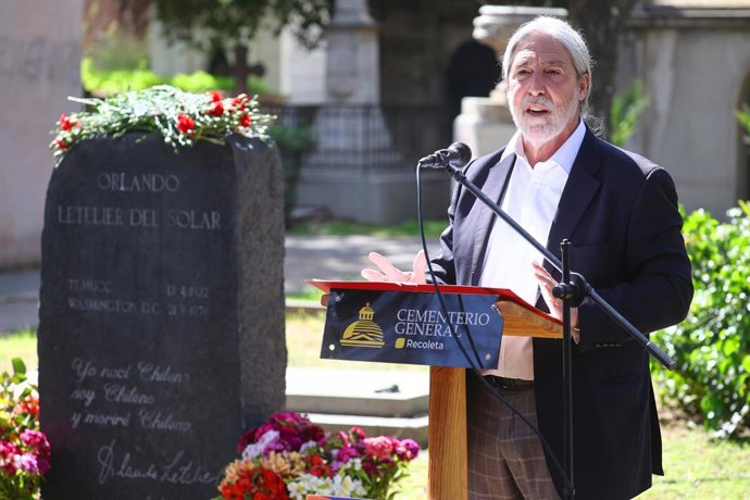 Santiago 21 de septiembre 2026.  Al cumplirse el aniversario 50 del asesinato en Washington del exministro de Estado Orlando Letelier, se realiza una ceremonia conmemorativa en su memoria, junto a su tumba en el Cementerio General.  Dragomir