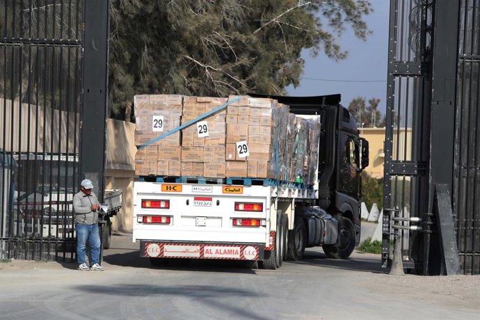 Arquivo - PASSAGEM DE FRONTEIRA DE RAFAH, 4 de fevereiro de 2025  -- Um caminhão com ajuda humanitária entra em Gaza pelo lado egípcio da passagem de fronteira de Rafah, em 4 de fevereiro de 2025. Israel e o Hamas chegaram a um acordo de cessar-fogo em tr