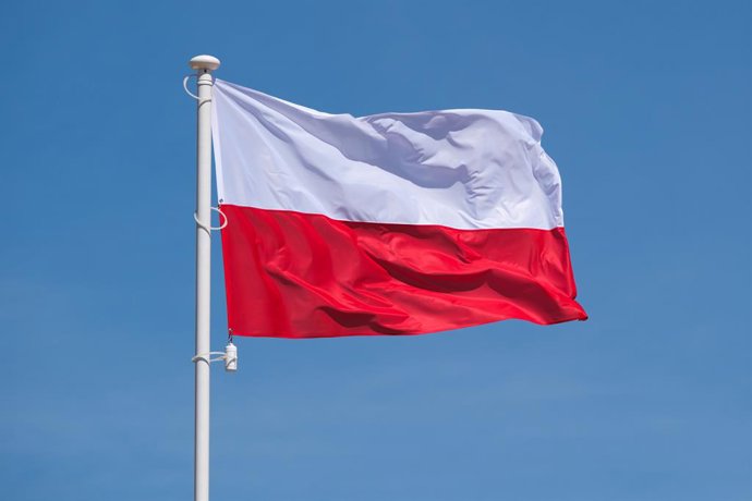 Archivo - Arquivo - 3 de maio de 2026, Varsóvia, Voivodia da Mazóvia, Polônia: Uma bandeira da Polônia tremula no ar sobre a Praça do Castelo de Varsóvia durante as comemorações oficiais do Feriado Nacional de 3 de Maio, que celebra a promulgação da Const