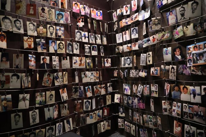 Archivo - Imágenes de las víctimas del genocidio de 1994 contra los tutsis en el Memorial del Genocidio de Kigali, en Ruanda