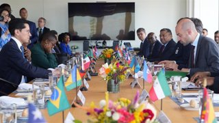 Al frente, los ministros de Exteriores de México, Roberto Velasco (izq.) y de Francia, Jean-Noël Barrot (der.), copresidiendo un encuentro a nivel ministerial sobre su resolución para limitar el derecho a veto en el Consejo de Seguridad de la ONU