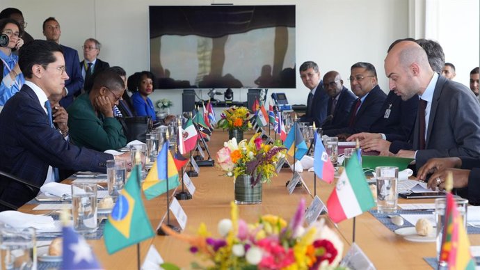 Al frente, los ministros de Exteriores de México, Roberto Velasco (izq.) y de Francia, Jean-Noël Barrot (der.), copresidiendo un encuentro a nivel ministerial sobre su resolución para limitar el derecho a veto en el Consejo de Seguridad de la ONU