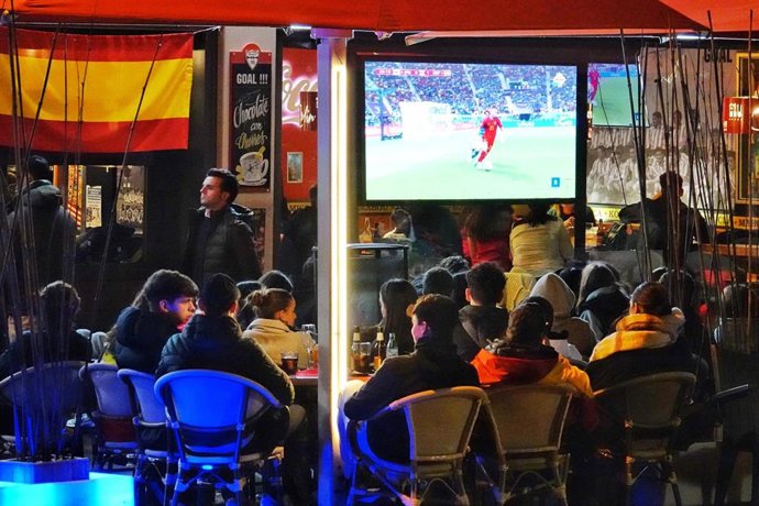 Archivo - Varios aficionados ven en la televisión de un bar el partido de fútbol entre España y Japón, durante el Mundial de Qatar 2022, a 1 de diciembre de 2022, en Gijón, Asturias (España). Decenas de aficionados se reúnen, en la ciudad en la que nació 