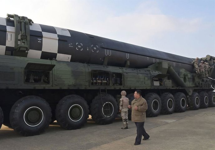 Archivo - Arquivo - O presidente da Coreia do Norte, Kim Jong Un, preside o teste de um míssil balístico intercontinental em Pyongyang