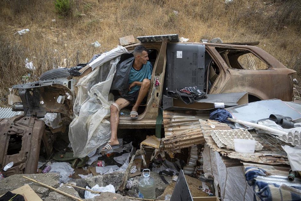 Un migrante en el polígono industrial de El Tarajal, a 4 de septiembre de 2026, en Ceuta (España).
