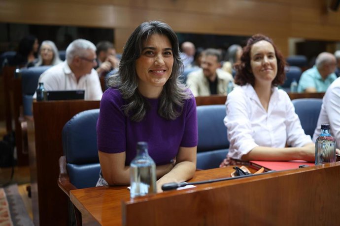 La portavoz de Más Madrid en la Asamblea de Madrid, Manuela Bergerot (c), durante el debate sobre el Estado de la Región en la Asamblea de Madrid