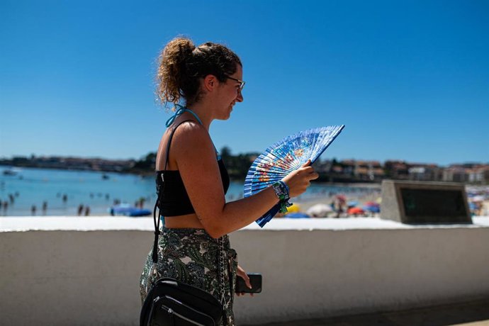 Archivo - Varias personas en el paseo marítimo, a 7 de agosto de 2023, en Pontevedra, Galicia (España). 