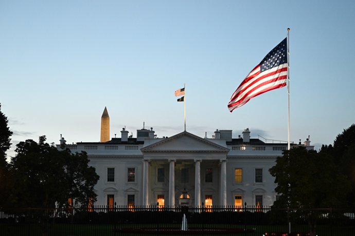 20 October 2025, US, Washington: A general view of the White House during sunrise in Washington. Photo: Lukas Coch/AAP/dpa