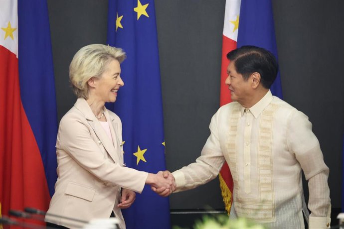 Archivo - La presidenta de la Comisión Europea, Ursula von der Leyen, y el presidente de Filipinas, Ferdinand Marcos Jr., en un encuentro en 2023 para escenificar el desbloqueo de las conversaciones.