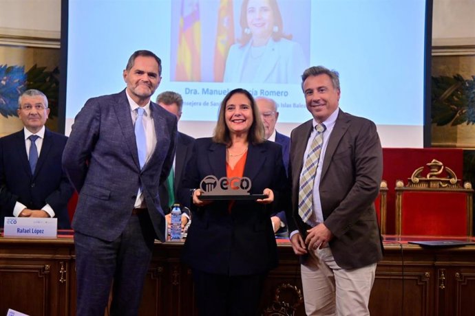 Manuela García recibe un reconocimiento como la personalidad más relevante en Oncología.