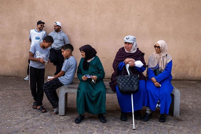 Voluntarios del Partido Autenticidad y Modernidad (PAM) de Marruecos durante un reparto de panfletos en Esauira, Marruecos, de cara a las elecciones legislativas del 23 de septiembre de 2026 (archivo)