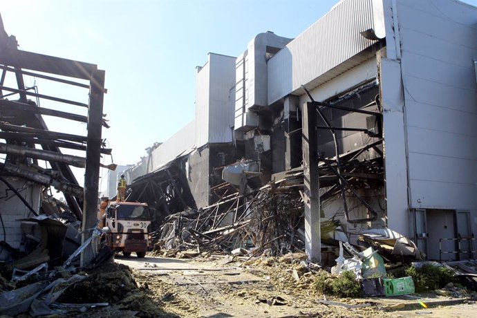 Archivo - Arquivo - 22 de agosto de 2026, Kryvyi Rih, Região de Dnipropetrovsk, Ucrânia: Equipes de resgate do Serviço Estatal de Emergências removem os escombros do centro comercial e de entretenimento Soniachna Halereia, danificado por um ataque com dro