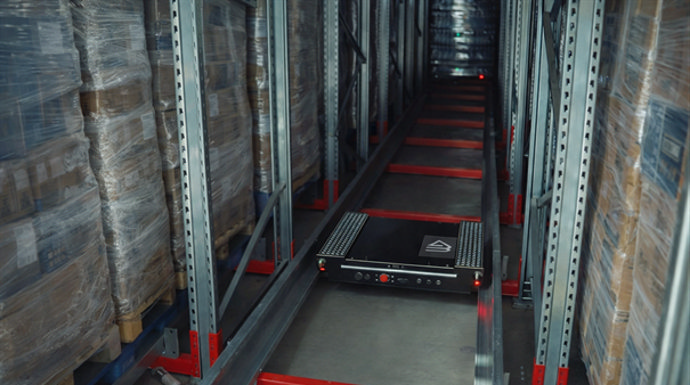 Pallet Shuttle SLIM de Abisysa operando en carril .