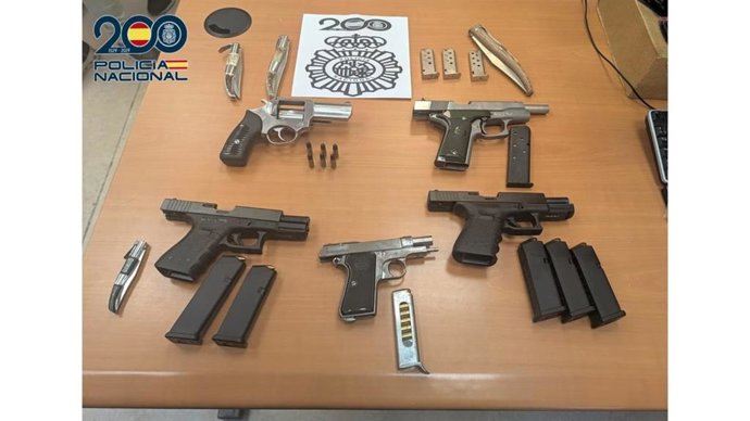 Armas blancas y de fuego incautadas a miembros de un clan gitano en Tetuán