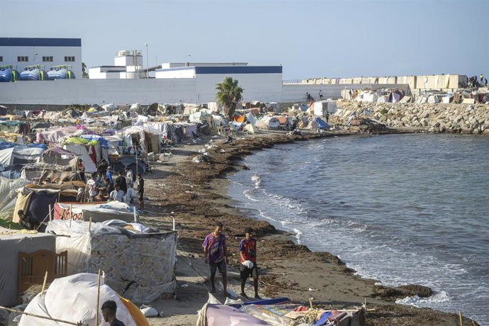 Migrantes en chabolas, en la playa de Trampolín, a 19 de septiembre de 2026, en Ceuta (España). 