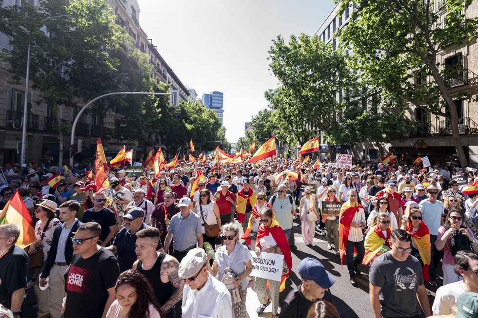 Numerosas personas marchan durante  una manifestación para exigir la dimisión del presidente del Gobierno, Pedro Sánchez, a 23 de mayo de 2026, en Madrid (España).