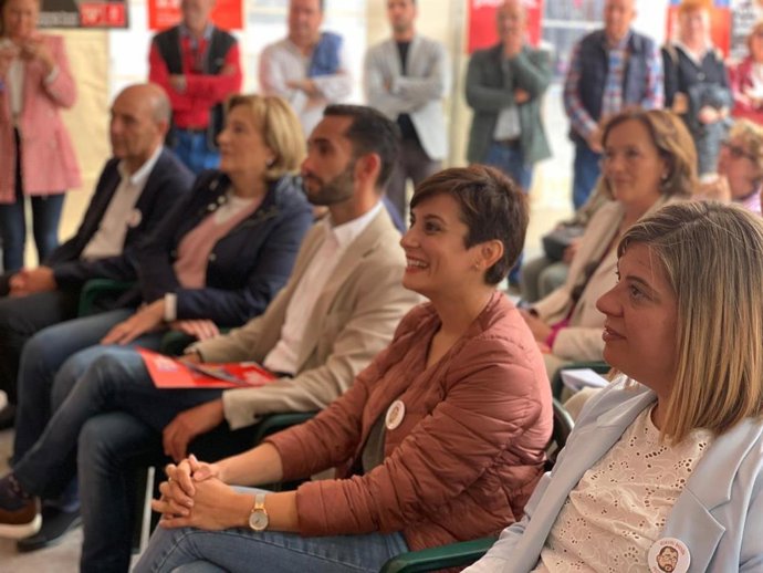 La ministra de Vivienda, Isabel Rodríguez, en un acto político del PSOE en Llanes junto a la vicepresidenta asturiana Gimena Llamedo