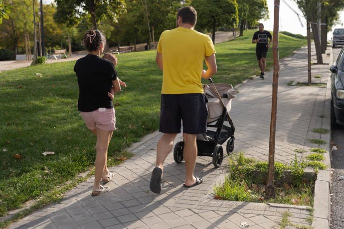 Una pareja con un carrito de bebé, a 23 de agosto de 2026, en Madrid (España). La Comunidad de Madrid ha registrado un incremento del 0,19% en las cifras de estimación de nacimientos relativas al mes de junio, cuando se alcanzaron los 4.344 natalicios, 62