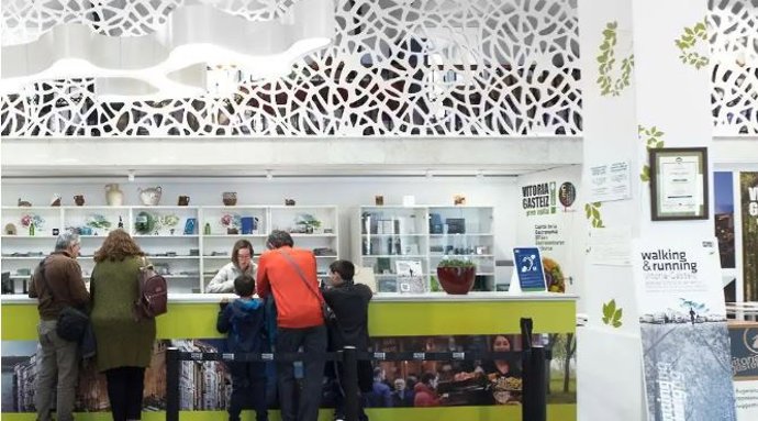 Turistak Gasteizko turismo bulegoan