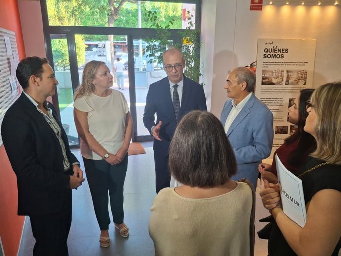 El consejero de Educación y Formación Profesional, Víctor Marín, visita la Escuela Murciana de Primera Infancia (EMPI), acompañado por el presidente de Ucoerm, Juan Antonio Pedreño, entre otros