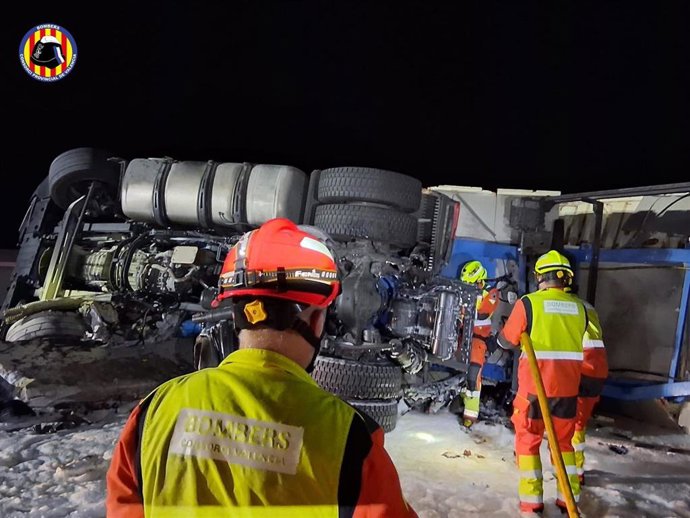 Bomberos intervienen tras el incendio de un camión