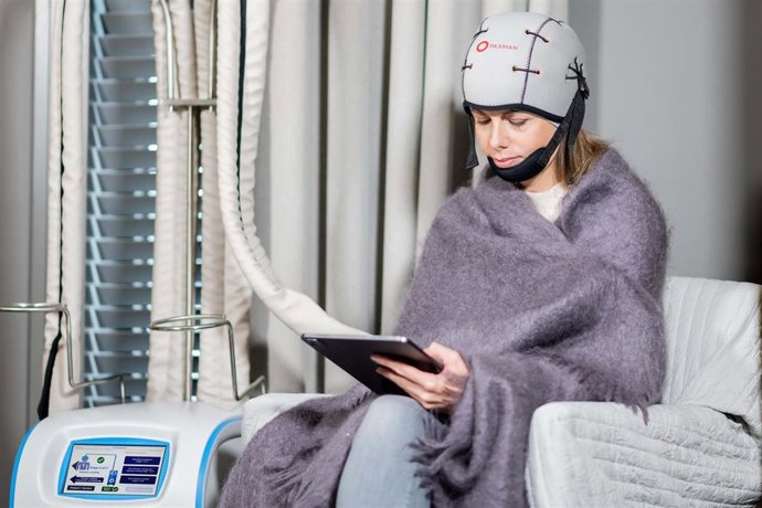 Quirónsalud Zaragoza incorpora un sistema para prevenir la caída del pelo durante la quimioterapia.