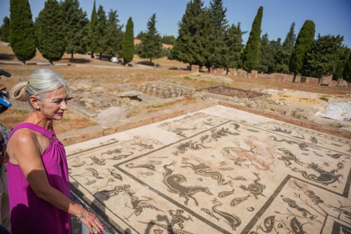 La consejera de Cultura, Patrimonio Histórico y Deporte, Patricia del Pozo, en una visita a Itálica (Sevilla).