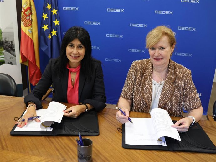 Firma del protocolo entre Cedex e IECA, rubricado por la directora del Cedex, Áurea Perucho Martínez, y la secretaria general de IECA, Elena Guede Vázquez.