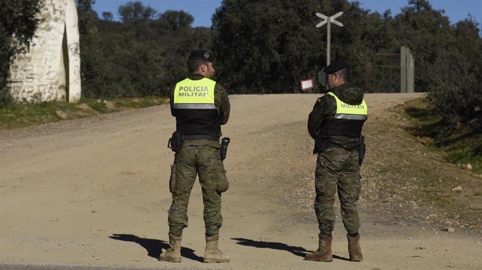 Archivo - Militares acordonando el lugar donde fueron localizados los dos militares fallecidos en la base de Cerro Muriano en diciembre de 2023.