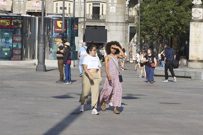 Archivo - Varias personas pasean por la calle, a 16 de junio de 2025, en Madrid (España).