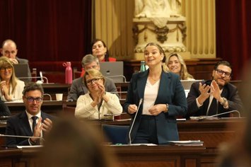 Archivo - La presidenta del Govern, Marga Prohens, interviene en el pleno del Parlament.