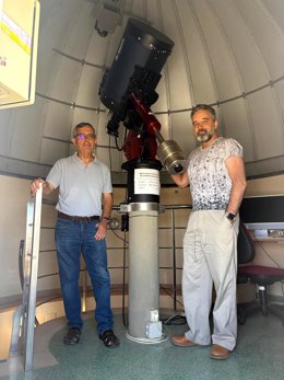 Los investigadores Josep Martí y Pedro Luque Escamilla en el Observatorio Astronómico de la Universidad de Jaén.