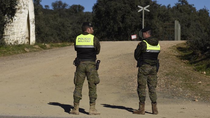 Archivo - Arquivo - Militares isolando o local onde foram encontrados os dois militares falecidos na base de Cerro Muriano.