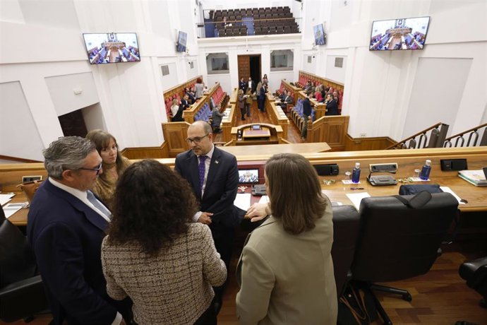 Archivo - Pleno en las Cortes
