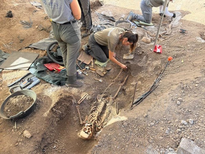 Arqueólogos durante las excavaciones en el cementerio de Son Servera.