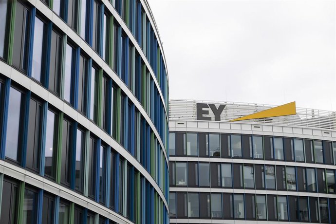 Archivo - FILED - 31 March 2025, Baden-Württemberg, Stuttgart: The logo of EY GmbH & Co. KG Wirtschaftsprüfungsgesellschaft can be seen at the company's headquarters. Photo: Marijan Murat/dpa