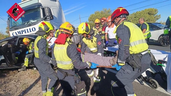 Un choque frontal entre un camión y un coche deja un joven herido en la N-340 a su paso por Elche