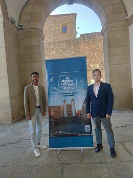 El concejal de Turismo de Cáceres, Ángel Orgaz, y el director general de Turismo, Óscar Mateos, tras la presentación de las actividades del Día Mundial del Turismo que se celebran el 26 de septiembre