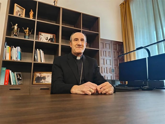Archivo - El obispo de Córdoba, Jesús Fernández, en su despacho.