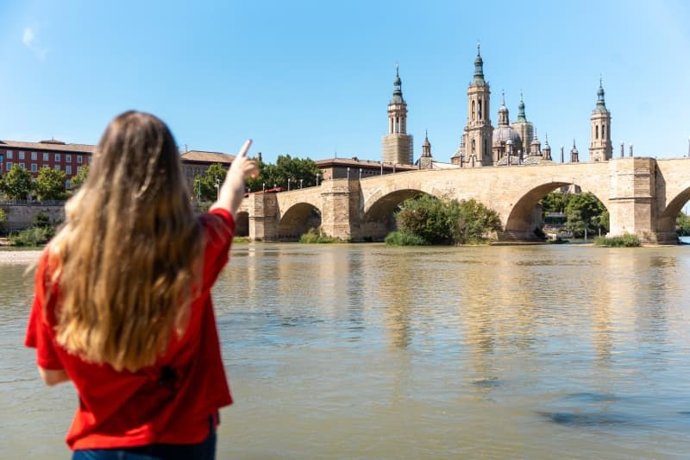 Informadores turísticos en el paseo de la Ribera de Zaragoza