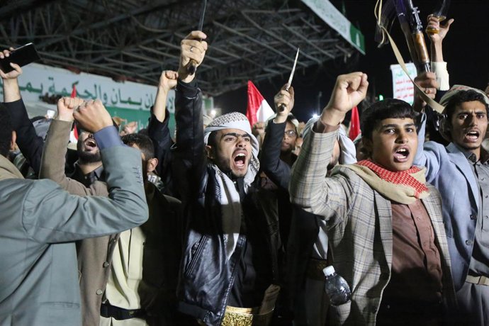 SANAA, 12 de setembro de 2026  -- Iemenitas que apoiam o grupo houthi gritam slogans durante uma manifestação noturna, demonstrando apoio ao controle da região portuária de Mocha, na Praça Al-Saben, em Sanaa, no Iêmen, em 11 de setembro de 2026. O grupo h